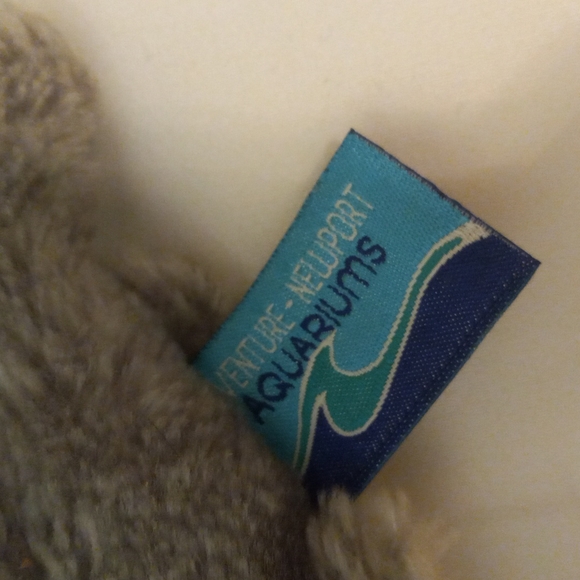 Newport Aquarium Hammerhead Shark Plush Stuffed Animal 9" - Picture 4 of 5